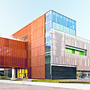 Un bâtiment en verre réfléchissant et en acier inoxydable a été imaginé pour les 25.000 m² d'extension. Un bâtiment en verre réfléchissant et en acier inoxydable a été imaginé pour les 25.000 m² d'extension.