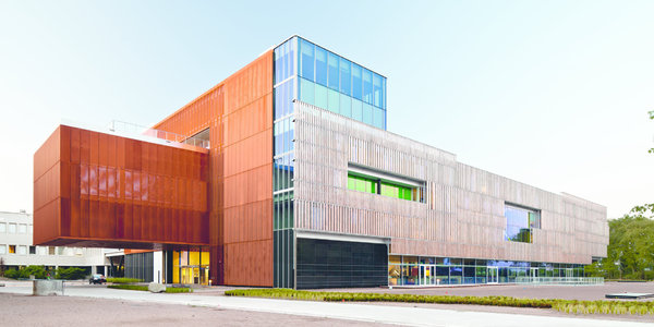 Un bâtiment en verre réfléchissant et en acier inoxydable a été imaginé pour les 25.000 m² d'extension.