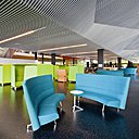 La Rambla favorise les rencontres fortuites avec des espaces informels de travail. La Rambla favorise les rencontres fortuites avec des espaces informels de travail.