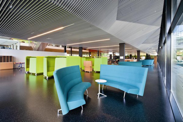 La Rambla favorise les rencontres fortuites avec des espaces informels de travail.