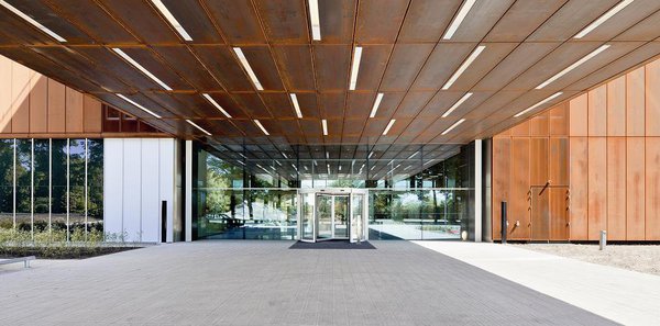 Le cabinet d'architecture Mateo Arquitectura a reçu le prix NAN du meilleur projet espagnol à l’étranger avec La Factory sur l’île Seguin, à Boulogne-Billancourt.