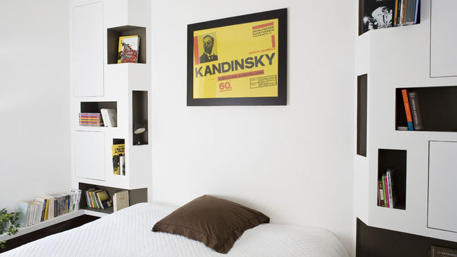 Dans la chambre, des rangements ponctuels encadrent aussi le lit  avec une volonté d’offrir une vraie unité et personnalité au lieu.