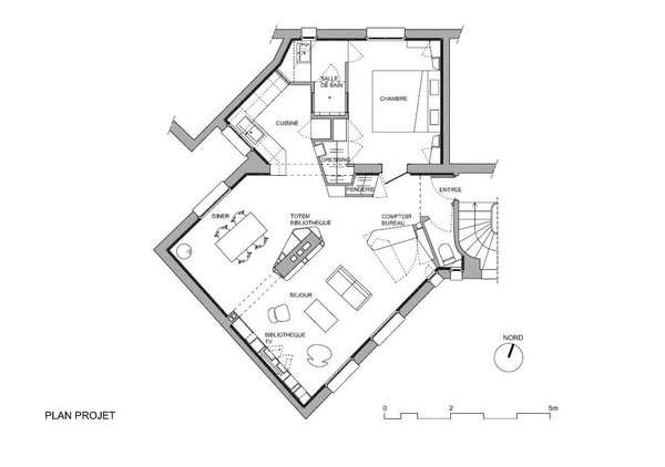 La fonction initiale des pièces principales n’a pas été perturbée. La salle de bains a été rapprochée de la chambre, et une zone de rangement centrale a été créée. Les cloisons partiellement abattues facilitent les déplacements et la vie de tous les jours. Les murs de livres créent des séparations et rythment l’espace.