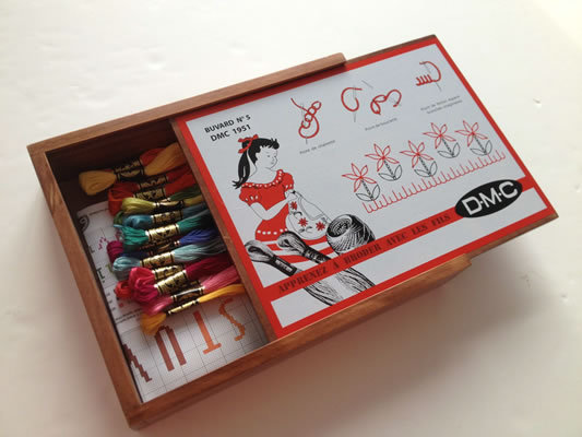 Le coffret buvard n° 5 de DMC contient 30 fils Mouliné et un diagramme.