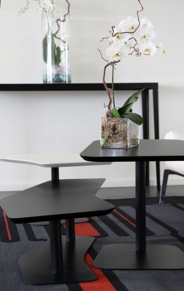 Comme un puzzle, jeu de tables basses noires et blanches, Moda International.