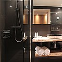 Chaque chambre dispose d'une grande salle de bains avec douche à l'italienne.