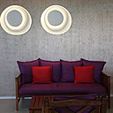 Recouvert de tissus Elitis, le canapé se détache visuellement du papier peint métallique Arte. Appliques Bahia, chez Foscarini.