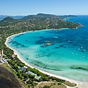 A quelques encablures de Porto Vecchio, la baie de Santa Giulia et sa plage de sable clair.