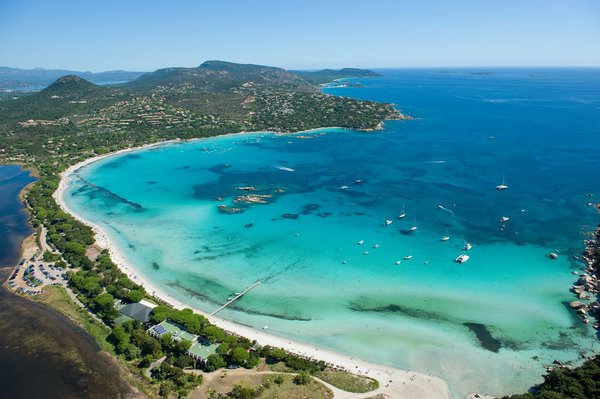 A quelques encablures de Porto Vecchio, la baie de Santa Giulia et sa plage de sable clair.