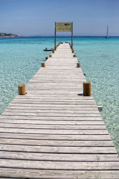 Le ponton privé de l'hôtel pour un tour en ski nautique ou une virée en mer.
