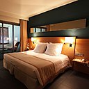 L'idée étant d'agrandir l'espace pour prolonger les perspectives. Tablette et lampe Moda. Appliques avec liseuses, Design et Heure.