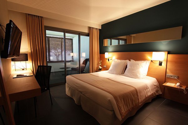 L'idée étant d'agrandir l'espace pour prolonger les perspectives. Tablette et lampe Moda. Appliques avec liseuses, Design et Heure.