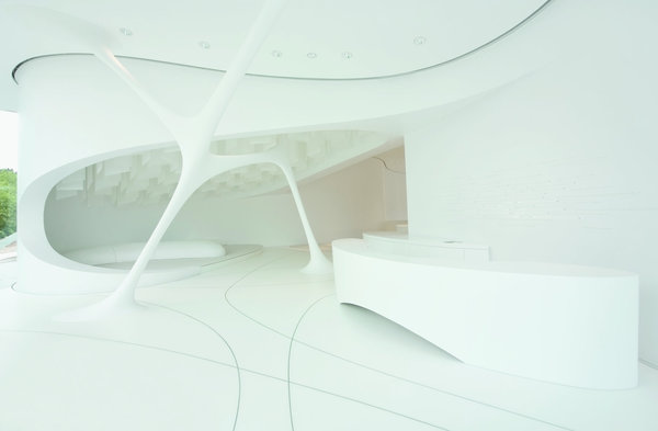 Flexible, durable et absence de joints apparents donnent un large champ d’actions à l’imaginaire des architectes et designers employant l’Hi-Macs dans leurs projets.