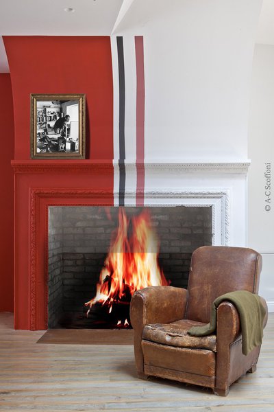 Les rayures peintes sur la cheminée matérialisent la ligne de démarcation entre le salon et la cuisine.