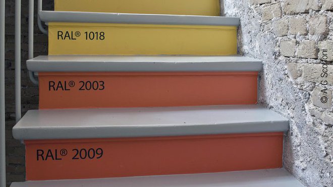 L’escalier décline la gamme chromatique, comme un nuancier : les contremarches partent des bruns chocolats en passant par les jaunes, orangés, rouges et jusqu’aux verts et bleus, dessinant une transition verticale des différents niveaux et espaces. L’escalier décline la gamme chromatique, comme un nuancier : les contremarches partent des bruns chocolats en passant par les jaunes, orangés, rouges et jusqu’aux verts et bleus, dessinant une transition verticale des différents niveaux et espaces.