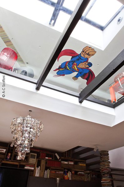 Une dalle de verre d’une surface de 8 m², située au dessus de la toiture existante, capture la lumière naturelle.