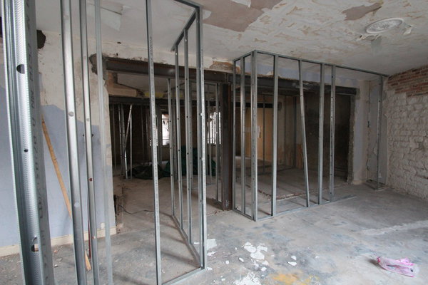 Le 1er niveau où seront aménagées les pièces de nuit. A l’emplacement des rails, la future salle de bains.