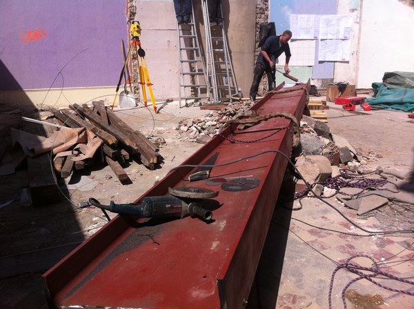 Mise place d’un linteau de 2,8 tonnes, des plus spectaculaires, pour supporter le 3ème niveau du triplex.