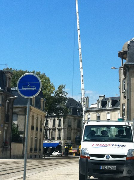 La grue de levage de 60 mètres de hauteur qui a permis de soulever le linteau de 2,8 tonnes : cette manœuvre a nécessité l’arrêt de la l’ensemble de la circulation en plein centre de Reims !