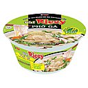 Soupe vietnamienne typique, le PHO aux nouilles de riz parfumées et poulet. Un pot-au-feu asiatique nourrissant et léger.