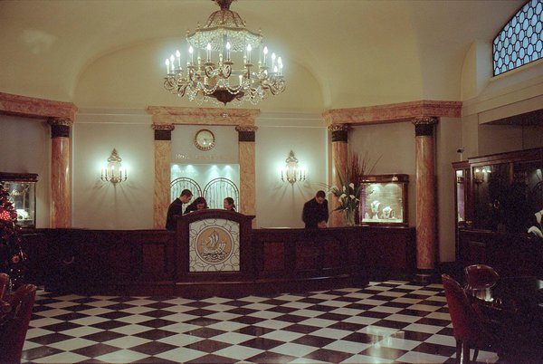 Le lobby de l'hôtel Lutetia. Des travaux pharaoniques seront confiés en 2014 à Jean-Michel Wilmotte pour une réhabilitation complète.