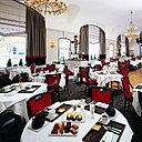 Construit en 1910, à la demande de Madame Boucicaut, propriétaire du Bon Marché pour y accueillir sa clientèle de province, le Lutetia comporte plusieurs restaurants. Ici, la salle Borghèse.