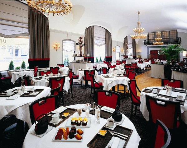 Construit en 1910, à la demande de Madame Boucicaut, propriétaire du Bon Marché pour y accueillir sa clientèle de province, le Lutetia comporte plusieurs restaurants. Ici, la salle Borghèse.