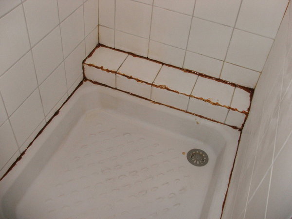 Etape 4 : Laisser le produit agir, comme indiqué par le fabricant sur le tube. Il est recommandé de laisser le produit agir toute la nuit, dans le but d’obtenir un résultat optimal.