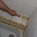 Etape 7 : Après le temps de durcissement du dissolvant, prendre la spatule blanche vendue avec le dissolvant, et retirer le dissolvant durci. S’il reste encore des traces d’anciens joints de silicone, laisser le produit agir plus longtemps. Etape 7 : Après le temps de durcissement du dissolvant, prendre la spatule blanche vendue avec le dissolvant, et retirer le dissolvant durci. S’il reste encore des traces d’anciens joints de silicone, laisser le produit agir plus longtemps.