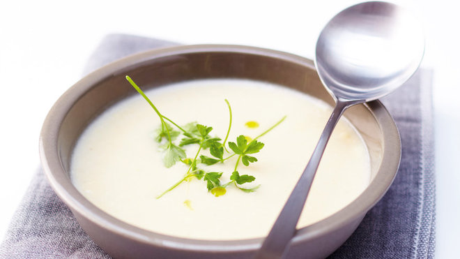 Pour une entrée hivernale chic, Picard a concocté un subtil velouté de légumes oubliés agrémenté de Saint-Jacques.