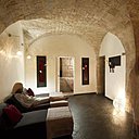 Sous les voûtes de pierre du XVII°, la salle de repos dans une ambiance authentique et chaleureuse.