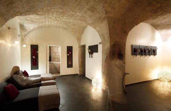 Sous les voûtes de pierre du XVII°, la salle de repos dans une ambiance authentique et chaleureuse.