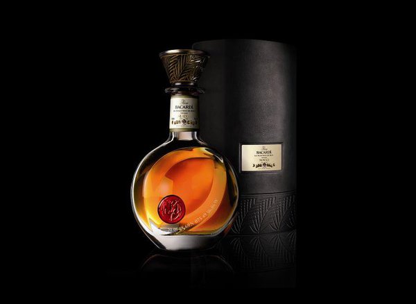 1000 flacons seulement pour la carafe de prestige Bacardi. Un rhum chic dans une carafe en forme de noix de coco.