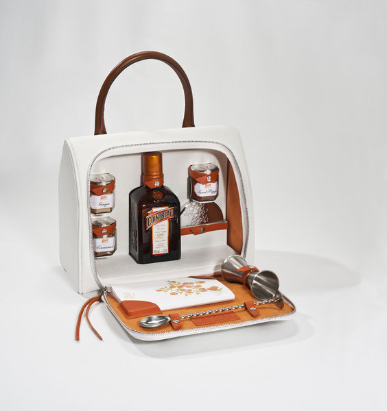 Sac mini-bar pour une très féminine bouteille de Cointreau. Pour une barmaid en herbe...