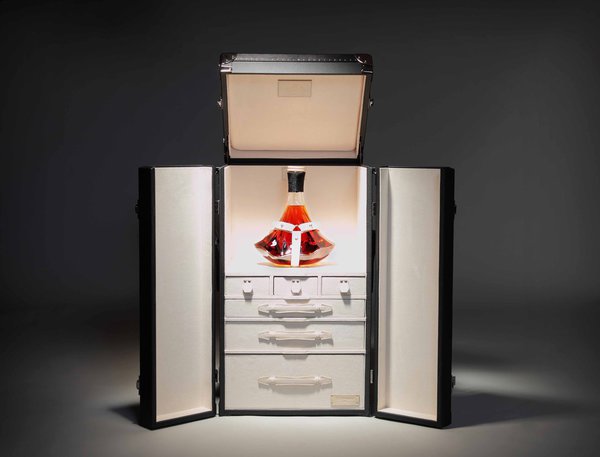 Seulement 24000 euros pour cette somptueuse malle signée par le malletier Trunk et remplie du non moins sublime cognac Extra Prince Hubert de Champagne.