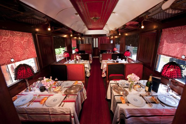 Inspiré diverses cultures, les tissus habillent avec élégance le wagon-restaurant lambrissé d’acajou, telle le train des « Mystères de l’Ouest ».