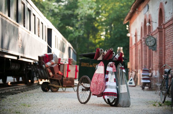 La fine société orientale et occidentale se complaît en noir et blanc classique, le tout agrémenté d’un rouge dynamique aux pointes colorées.