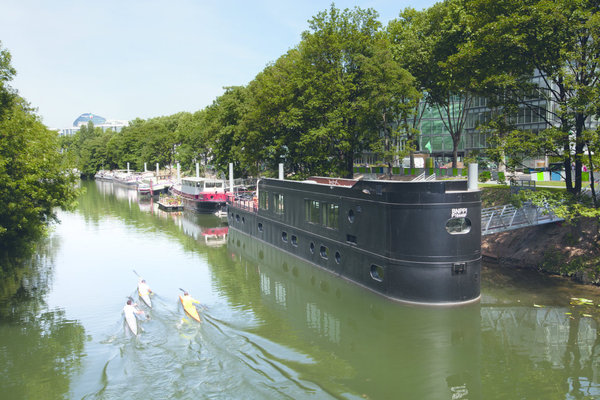 Pour des réunions plus intimes ou des réceptions conviviales, une péniche BNP Paribas Real Estate est amarrée juste en face en bord de Seine.