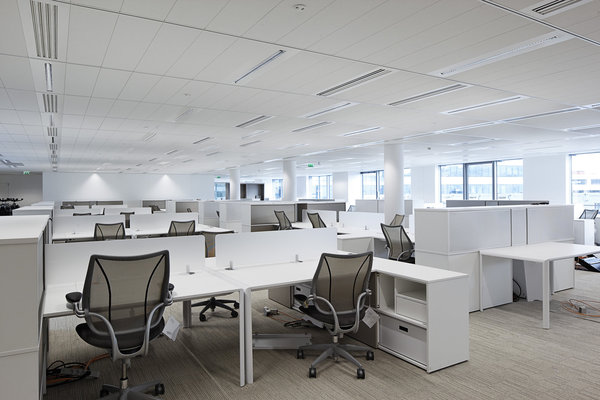 Mobilier blanc immaculé dans ce bâtiment certifié label THQE en contrôlant l’apport solaire.