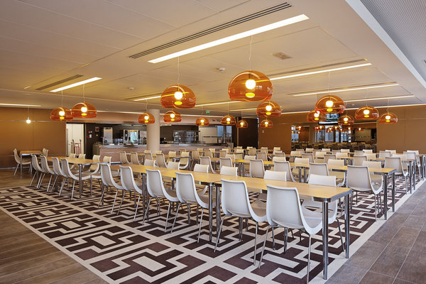 La décoration est signée du décorateur Didier Gomez. Suspension Kartell.