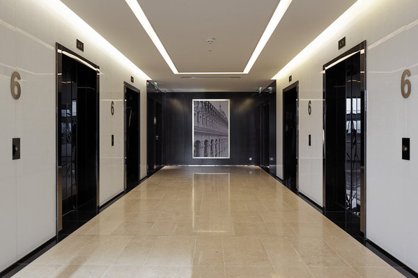 Didier Gomez a souhaité une décoration qui fait davantage penser à un hôtel international avec des matériaux très haut de gamme et des photos d’artistes en noir et blanc….