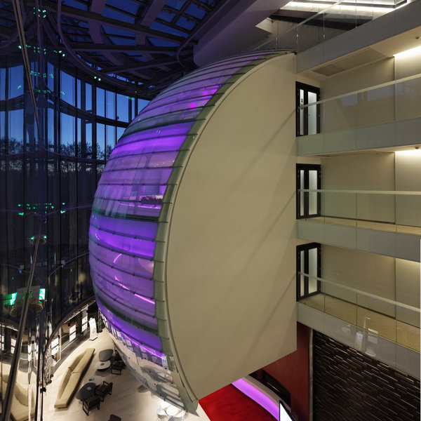 Le bâtiment est certifié Haute Qualité Environnementale (HQE), l'architecture évoque un « Voilier au Long Cours ».