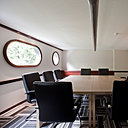 Disponibles à tous, il suffit juste de réserver les salles de la péniche, comme toute salle de réunion.