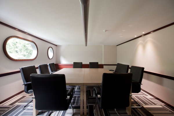 Disponibles à tous, il suffit juste de réserver les salles de la péniche, comme toute salle de réunion.