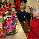 Atelier couronnes de Noël acidulées à faire réaliser par vos chères petites têtes blondes avec bonbons, fleurs et boules argentées. Succès garanti. Atelier couronnes de Noël acidulées à faire réaliser par vos chères petites têtes blondes avec bonbons, fleurs et boules argentées. Succès garanti.