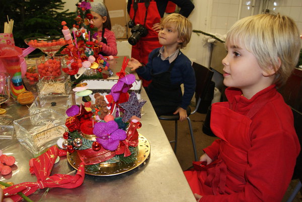 Atelier couronnes de Noël acidulées à faire réaliser par vos chères petites têtes blondes avec bonbons, fleurs et boules argentées. Succès garanti.