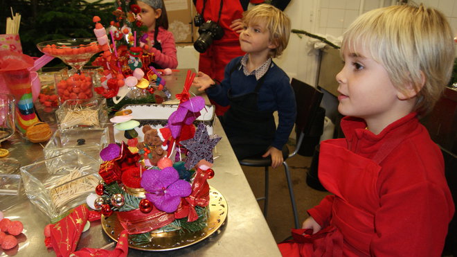 Atelier couronnes de Noël acidulées à faire réaliser par vos chères petites têtes blondes avec bonbons, fleurs et boules argentées. Succès garanti.