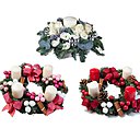 Couronnes de sapin ornées de rubans, boules de Noël, bâtonnets de cannelle et bougies pour de jolis centres de table festifs. Couronnes de sapin ornées de rubans, boules de Noël, bâtonnets de cannelle et bougies pour de jolis centres de table festifs.