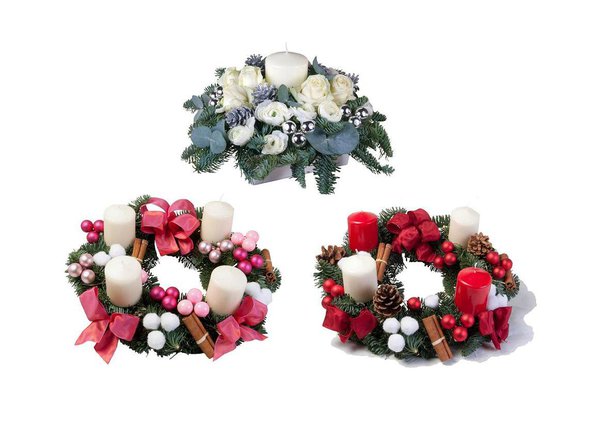 Couronnes de sapin ornées de rubans, boules de Noël, bâtonnets de cannelle et bougies pour de jolis centres de table festifs.