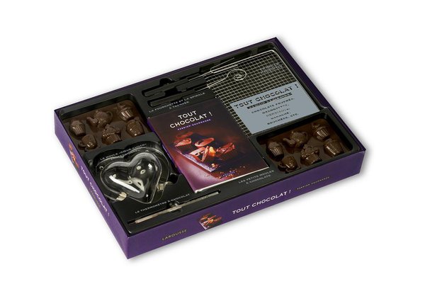Moules en silicone, recettes et thermomètre, tout ce qu'il faut pour réaliser ses premiers chocolats.